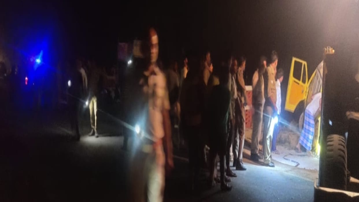 Road accident in Fatehpur collision between bus and tractor full of baraatis