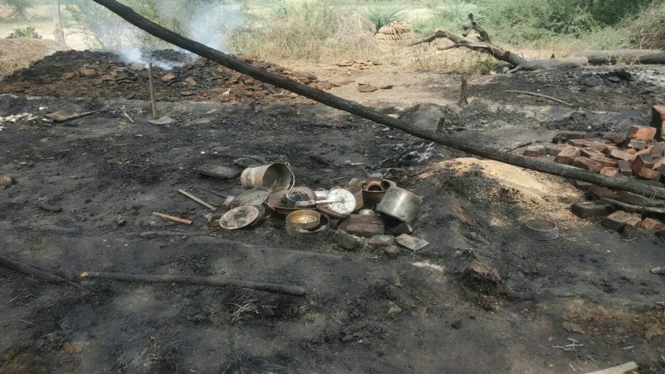 Father saves two year old daughter who stuck in fire in kasganj
