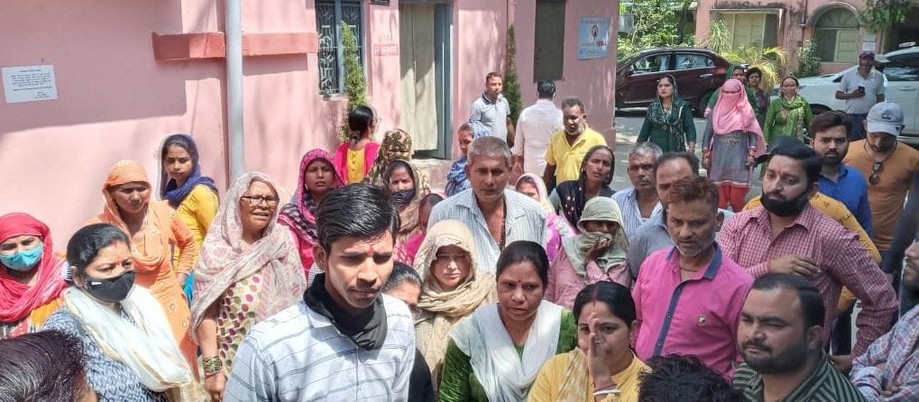 Employees roared in Municipal Corporation leaving the cleaning of Ganga Ghats
