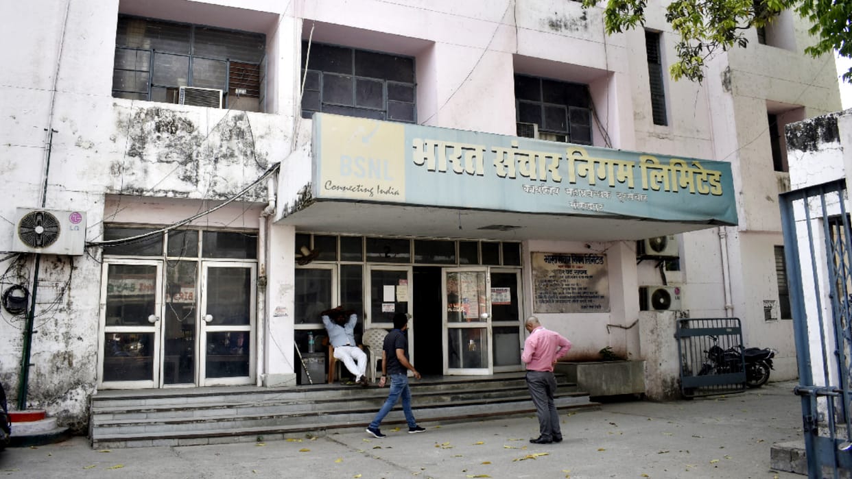 CBI team raid chaos in BSNL office gorakhpur