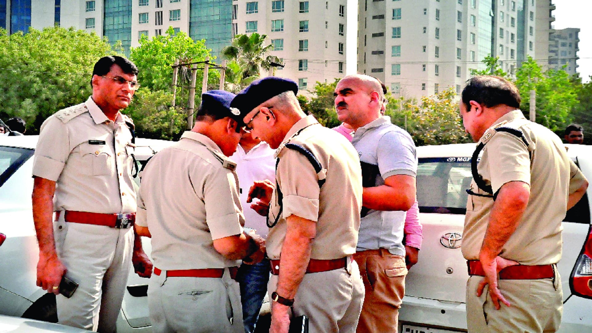 miscreants have done robbery in 30 seconds in gurugram see photos