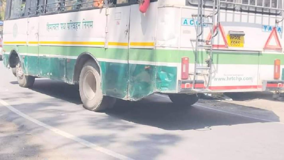 HRTC bus ran with the help of five tyre instead of six, Playing with the lives of passengers