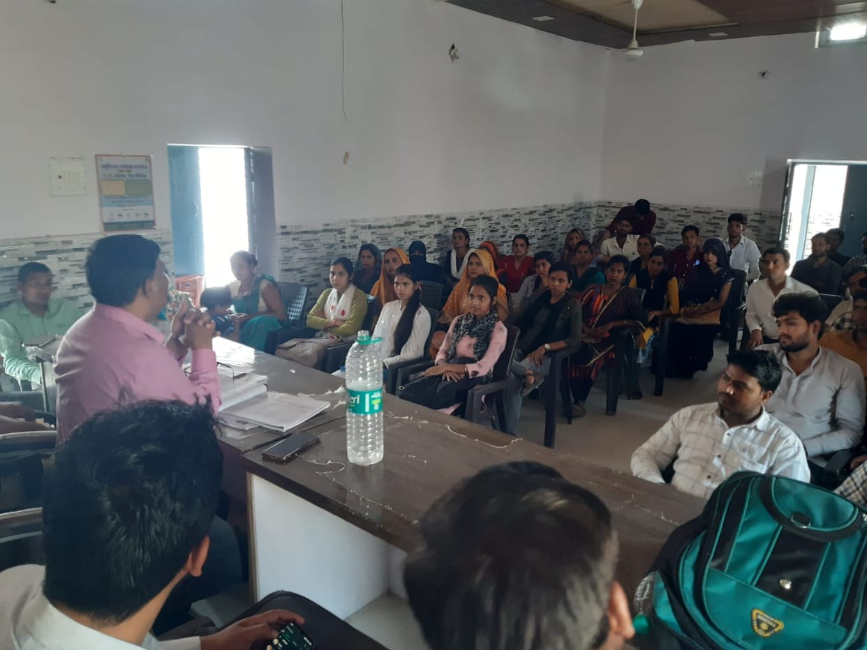 Show cause notice issued to 20 panchayat assistants who were missing from the meeting, one day's salary also stopped