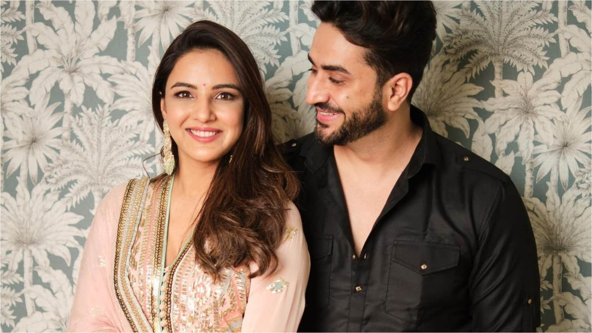 jasmin bhasin in looks adorable with aly goni in baba siddique iftar party