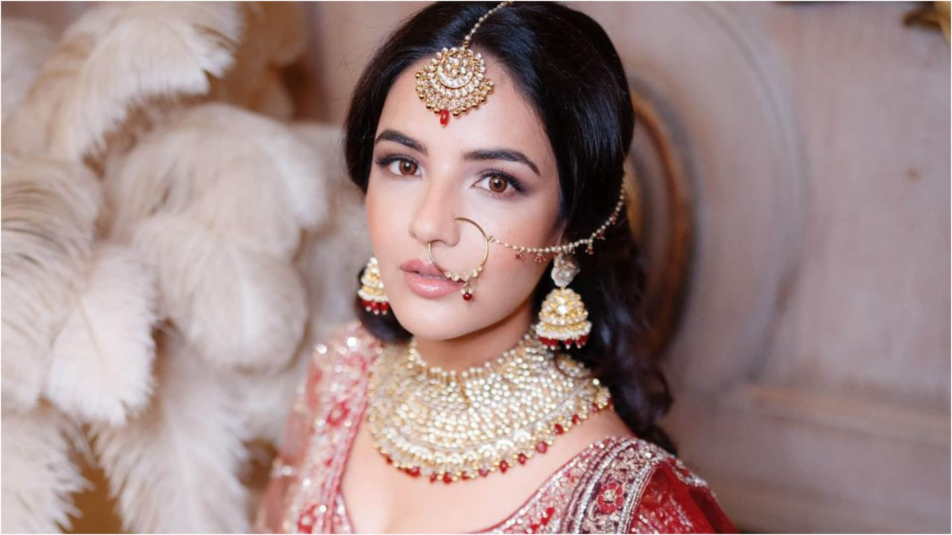jasmin bhasin in looks adorable with aly goni in baba siddique iftar party