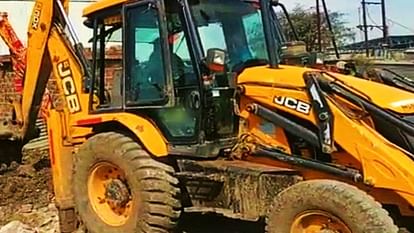 teenager stomach got torn by JCB While cleaning drain in Agra he died on spot