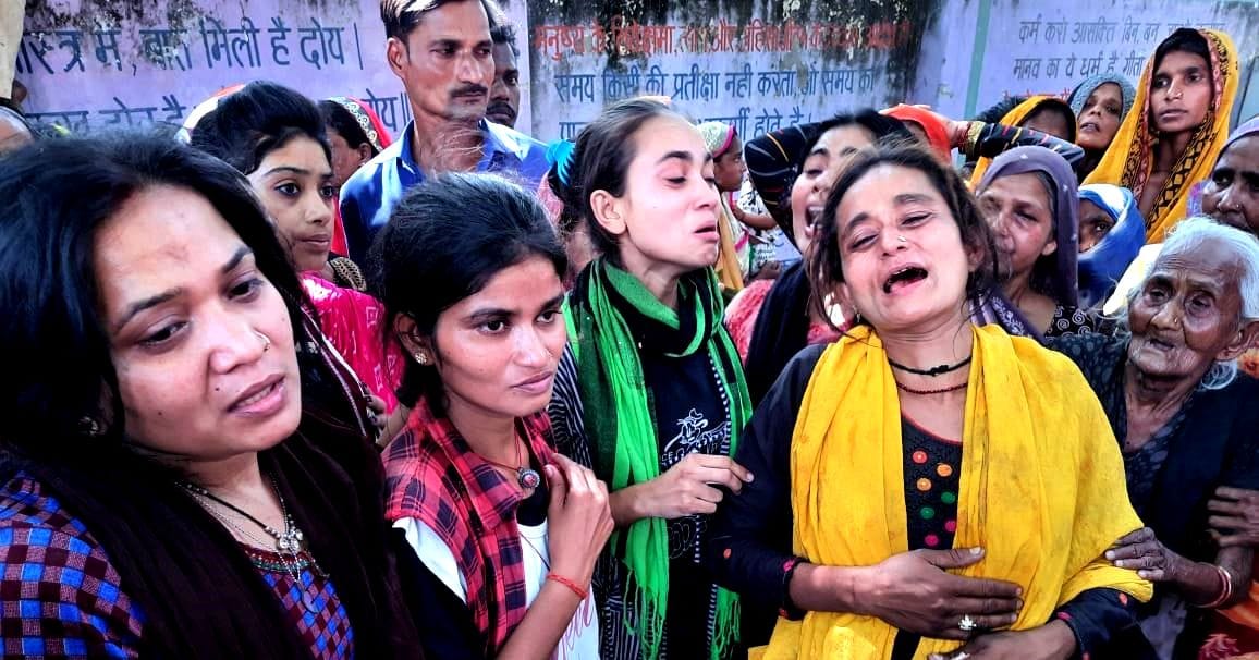 Ghatampur road accident in kanpur, wedding van collides with truck