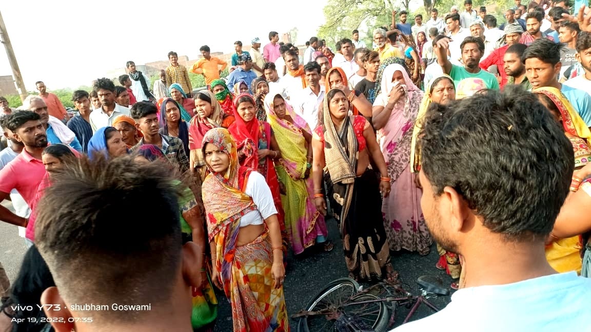 Student dies due to dumper collision on Unnao National Highway, angry mob jammed