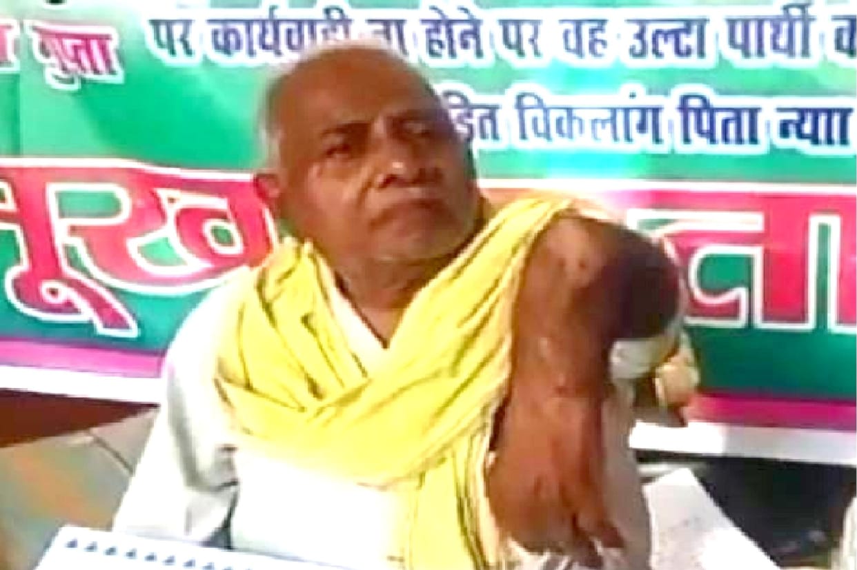 hunger strike of 83 year old in dm office of kanpur