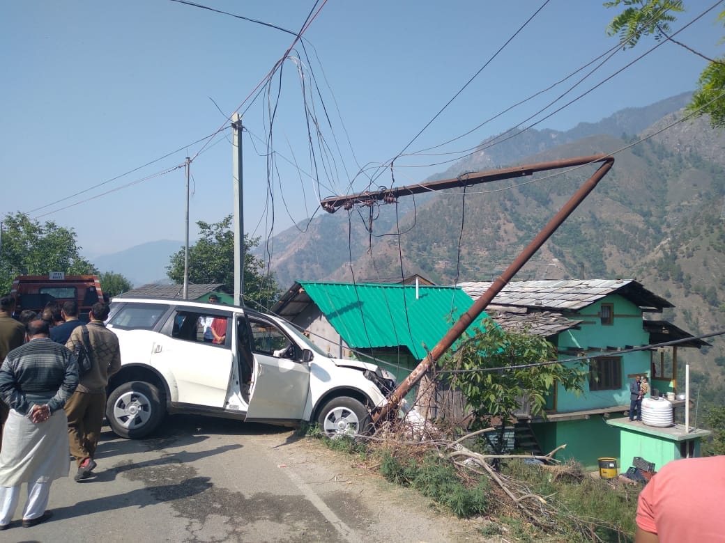 Tourist vehicle collided with electric pole