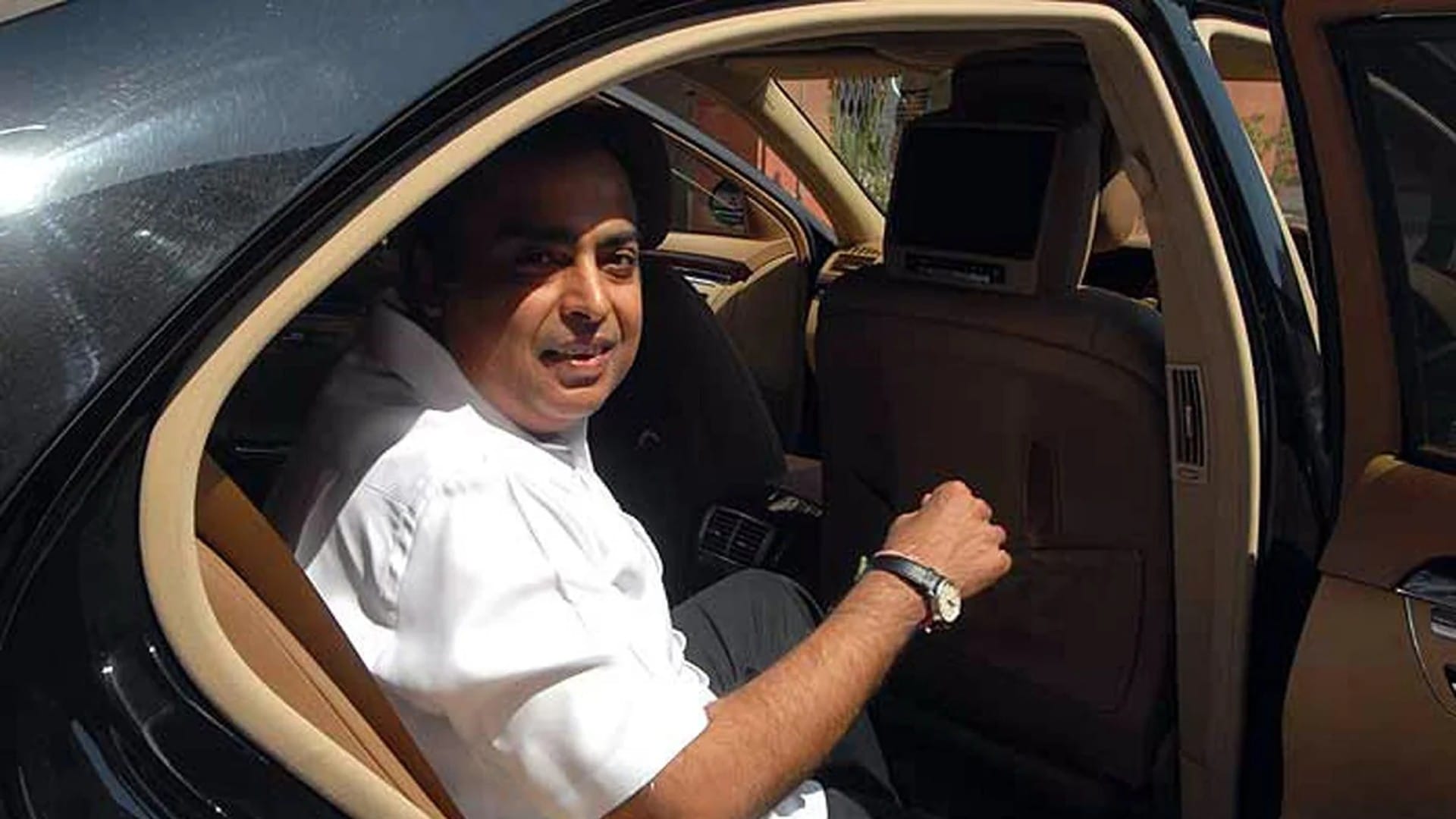 Know Richest Man Mukesh Ambani Birthday Net Worth Houses Cars Details in Hindi
