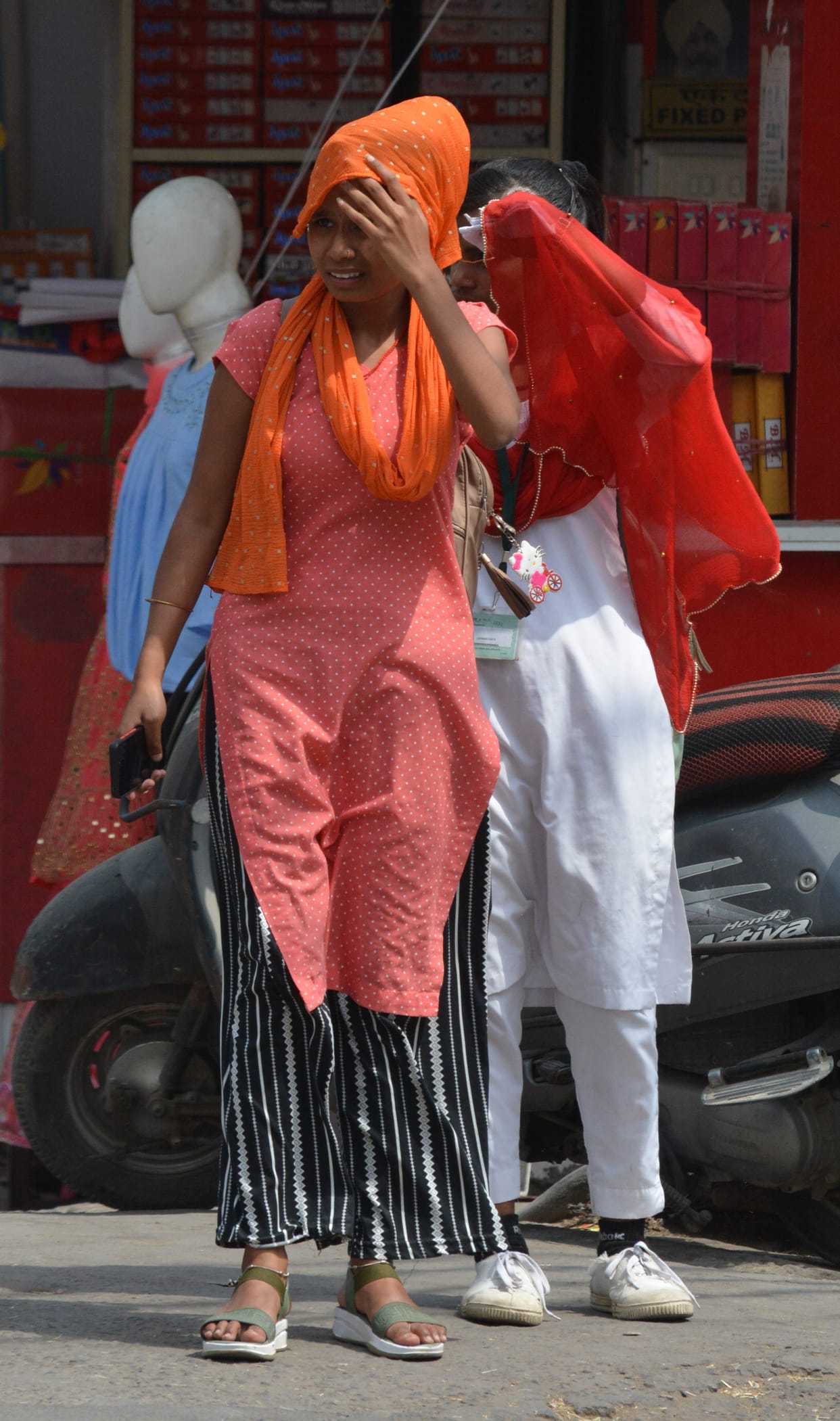Mercury 40.7 degrees, wind blowing at a speed of 10 kmph