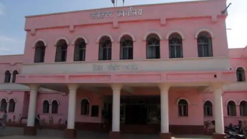 Sehore: Fishermen reached collectorate demanding immediate removal of fake members, memorandum submitted to Chief Minister