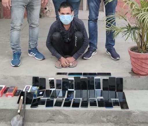 The accused who stole the tunnel by entering the mobile shop, controlled from the Gharaunda bus stand