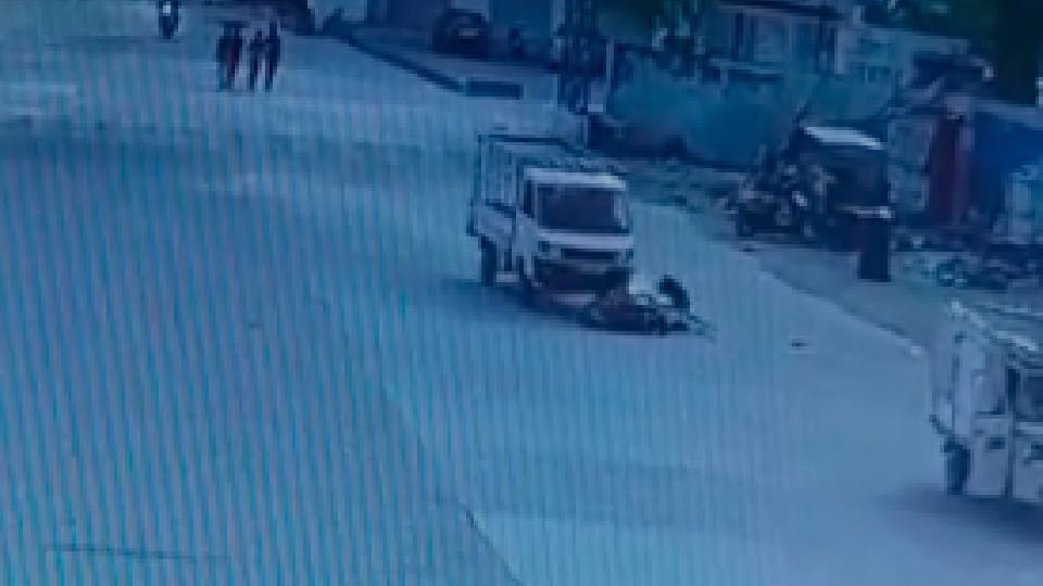 Lover couple attacked in Bhopal: Girlfriend's brother first tried to crush it with loading car, then beaten up after surviving the accident