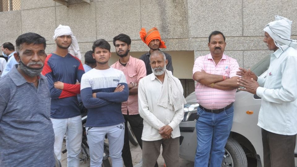 businessman commits suicide dead body found in the godown in agra