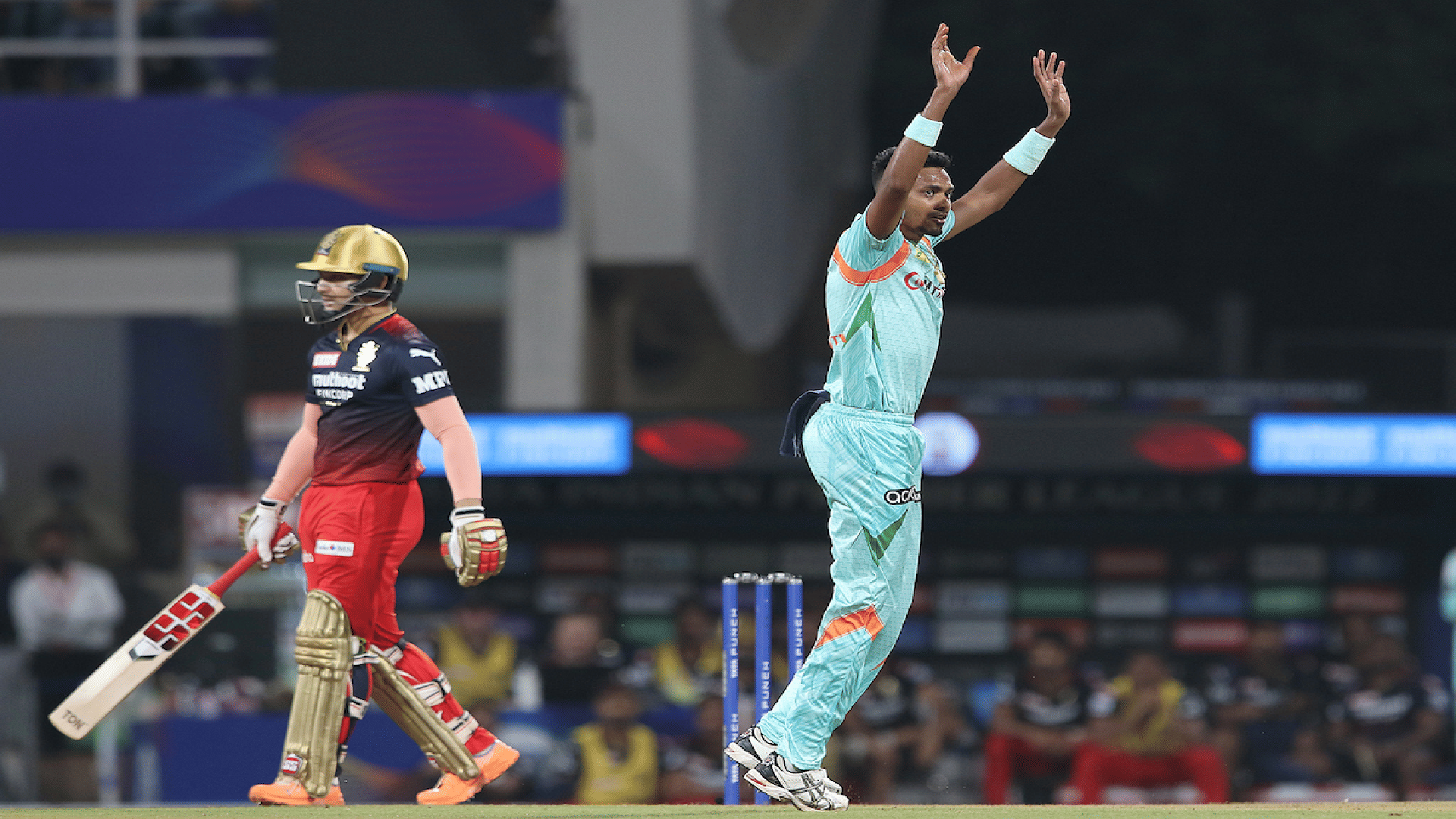 IPL 2022 LSG vs RCB Match 31 Highlights Hindi sanjay dutt and ravina tandon support RCB