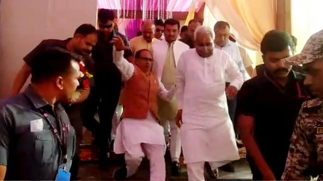 Madhya Pradesh: CM Shivraj slipped on the stairs, accident happened at the wedding ceremony of nephew of BJP leader in Uttarakhand