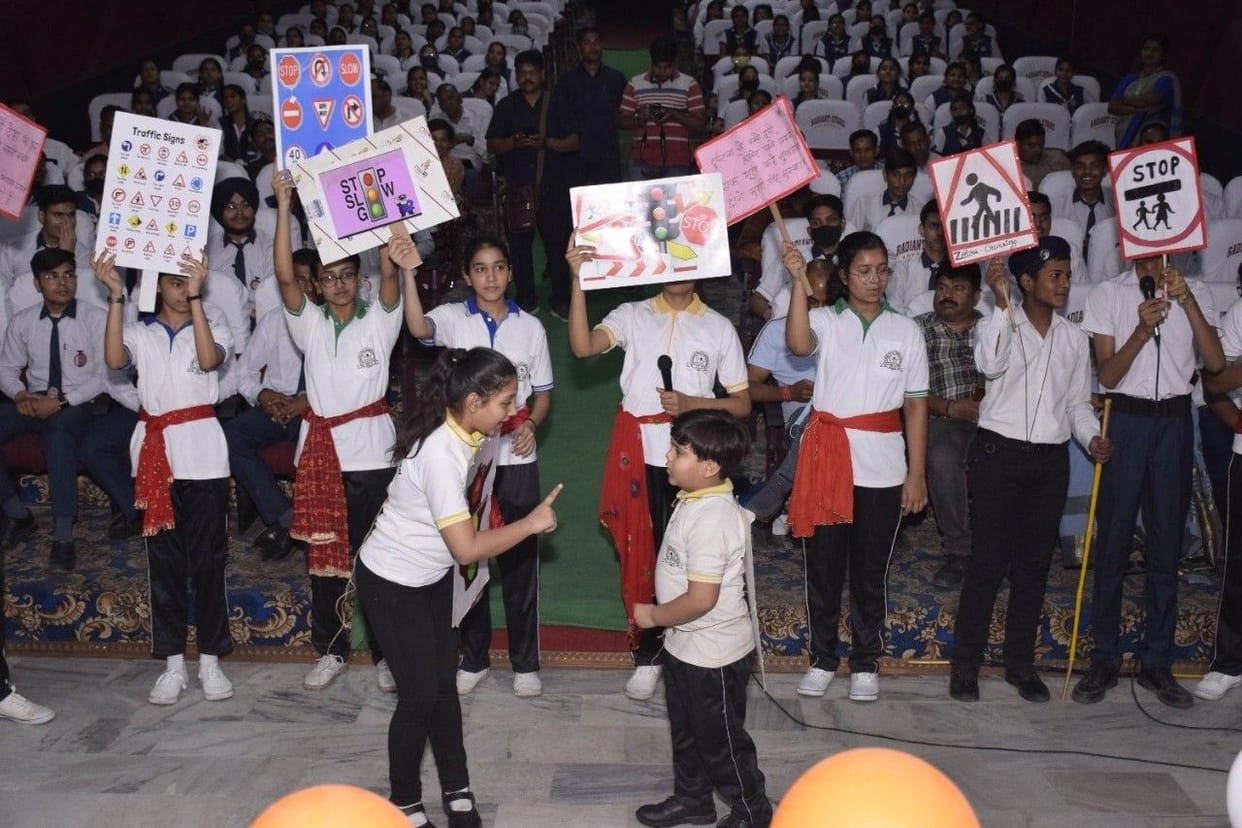 Children explained traffic rules through drama