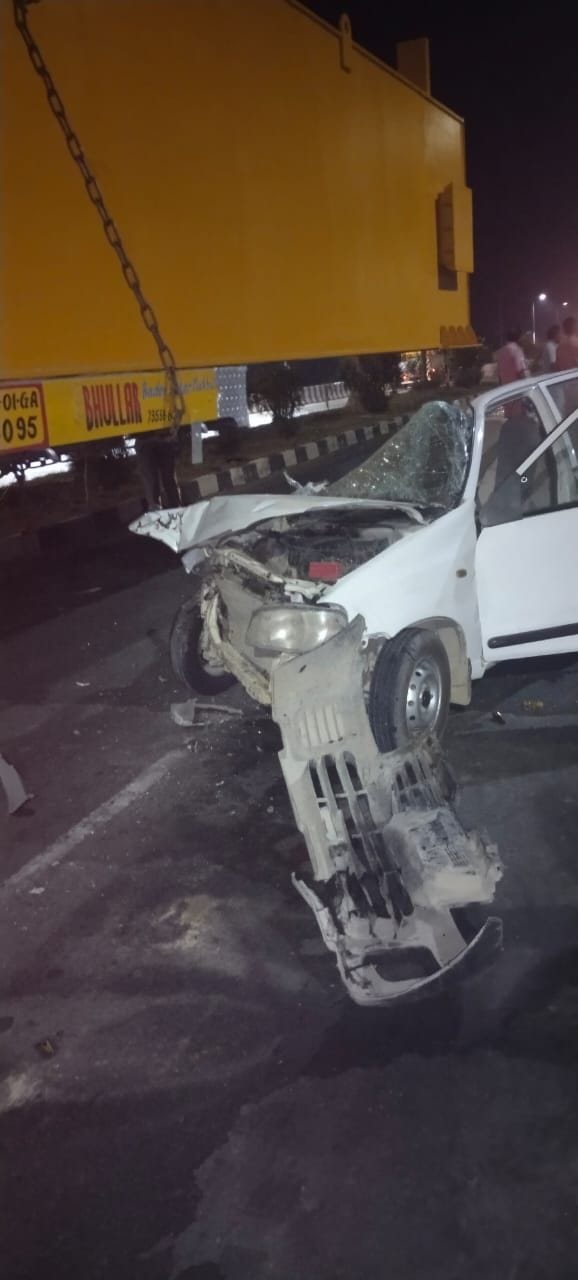 Speeding car rammed into truck, driver dies