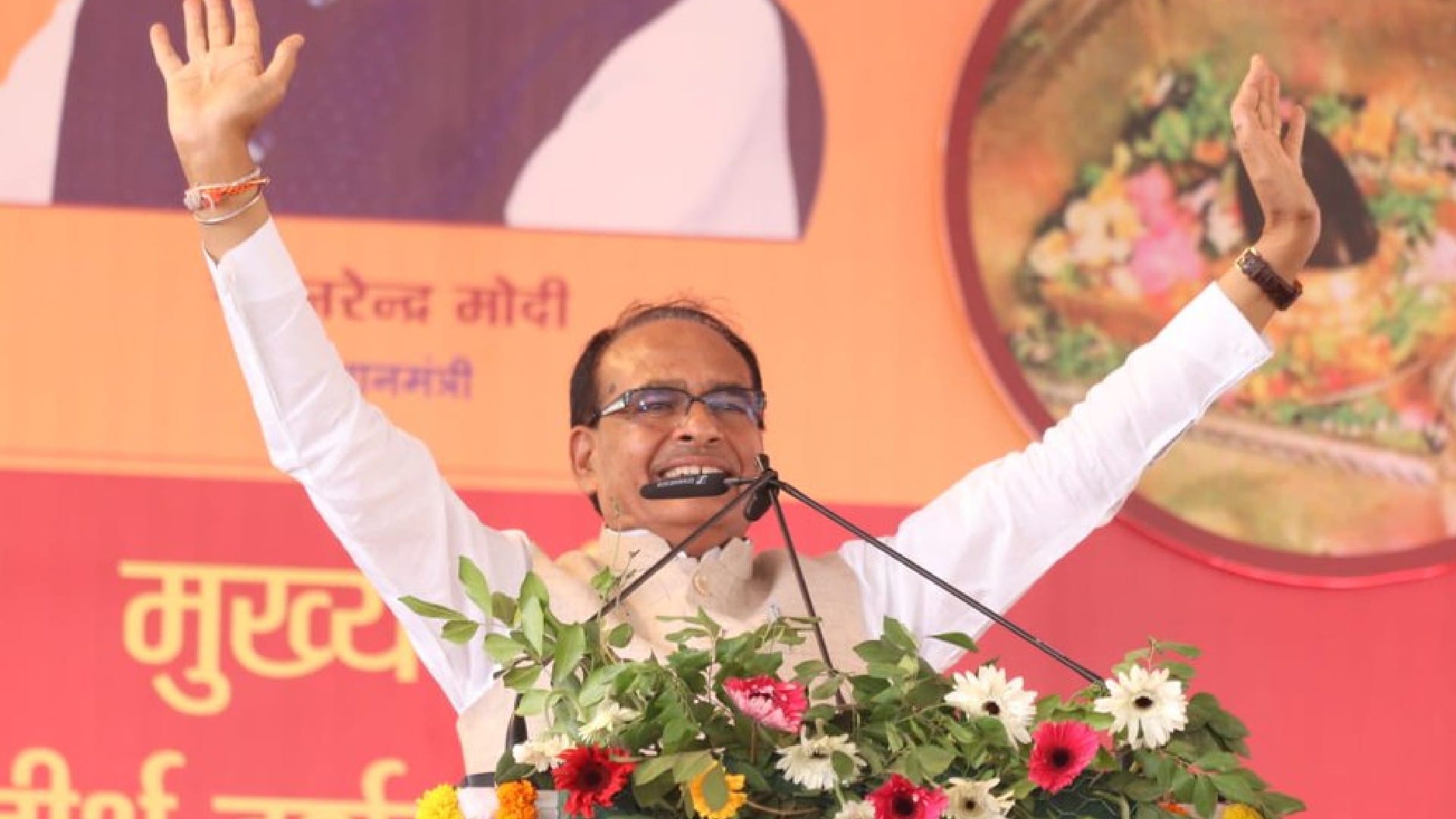 MP Teerth Darshan Scheme: CM flagged off the first train, honored the passengers with shawl-shriphal