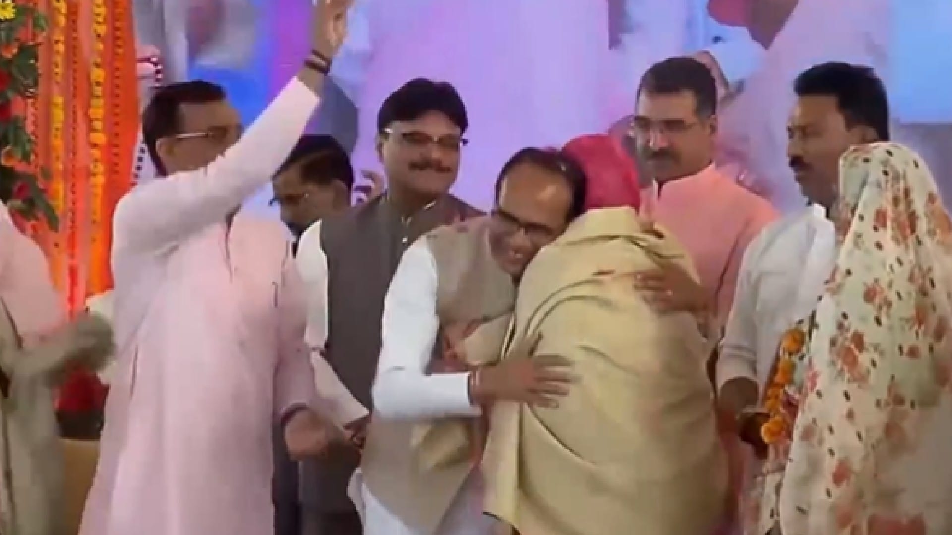 MP Teerth Darshan Scheme: CM flagged off the first train, honored the passengers with shawl-shriphal