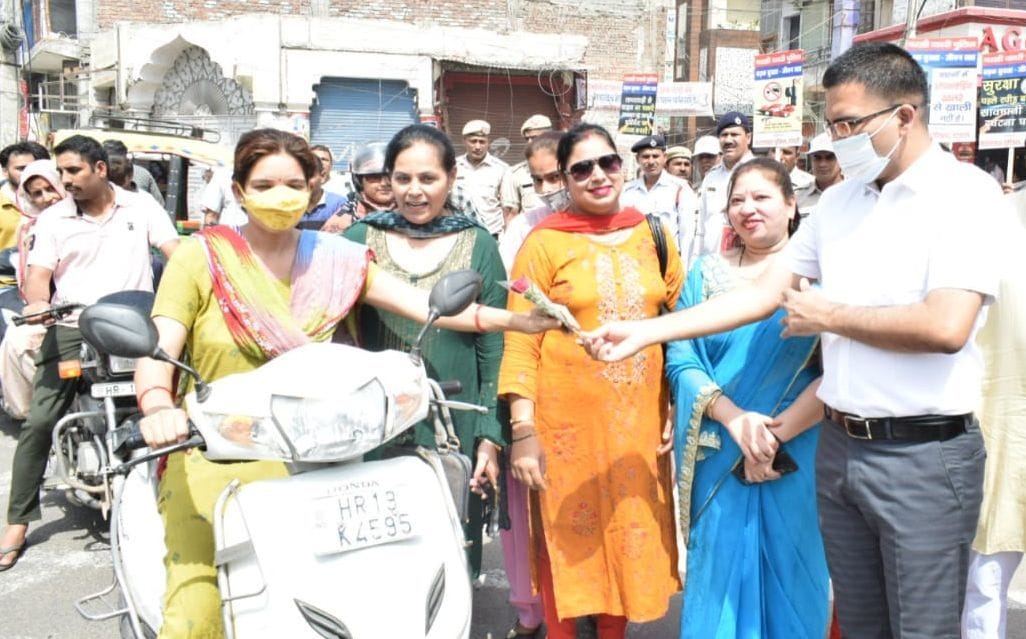 SP gave flowers to those who break traffic rules, said- your life is priceless