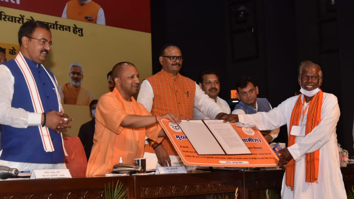63 Bengali Hindu families get rehabilitation certificate from CM Yogi Adityanath.