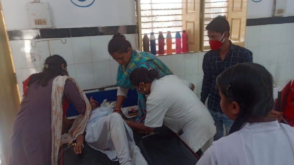 Satna: At Jawahar Navodaya Vidyalaya, Rahikwara, 15 children got sick after eating spoiled poha, trying to suppress the matter