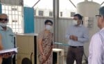 फोटो-13- अस्पताल में आक्सीजन प्लांट के निरीक्षण में जानकारी लेतीं नीति आयोग की केंद्रीय प्रभारी ल?