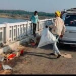 सड़क पर बिखरी बियर की बोतलें उठाने के लिए लोग झोला लेकर पहुंच गए।