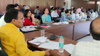 Uttarakhand: विवि-कॉलेजों में पढ़ रहे हजारों छात्रों का भविष्य दांव पर, दाखिले न भर्तियों में मिल रहा मौका Stake is the future of thousands of students studying in universities and colleges Uttarakhand News in hindi