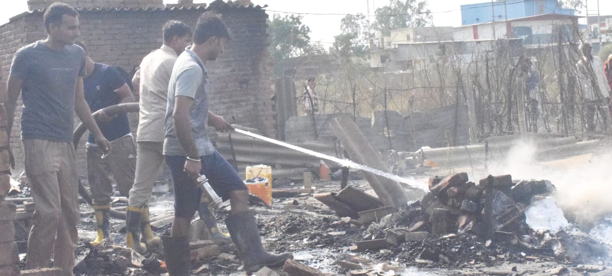 Fire broke out in 25 huts, many people became homeless in summer
