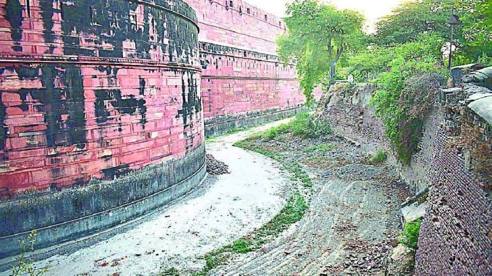 Agra Fort trench will be protected by ASI