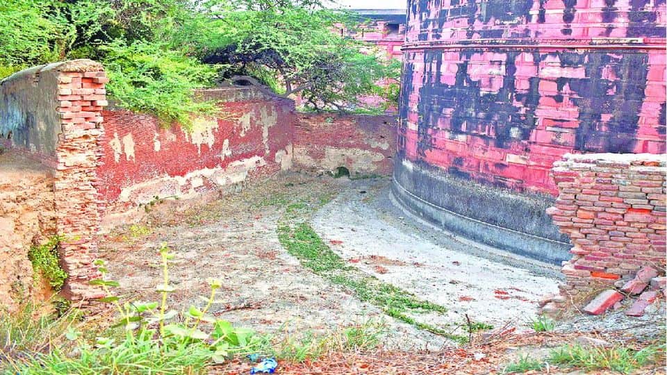 Agra Fort trench will be protected by ASI
