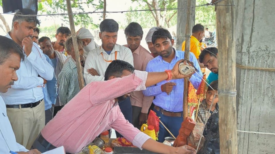ASI team started investigation of idols found in the excavation premises of Dargah in etah