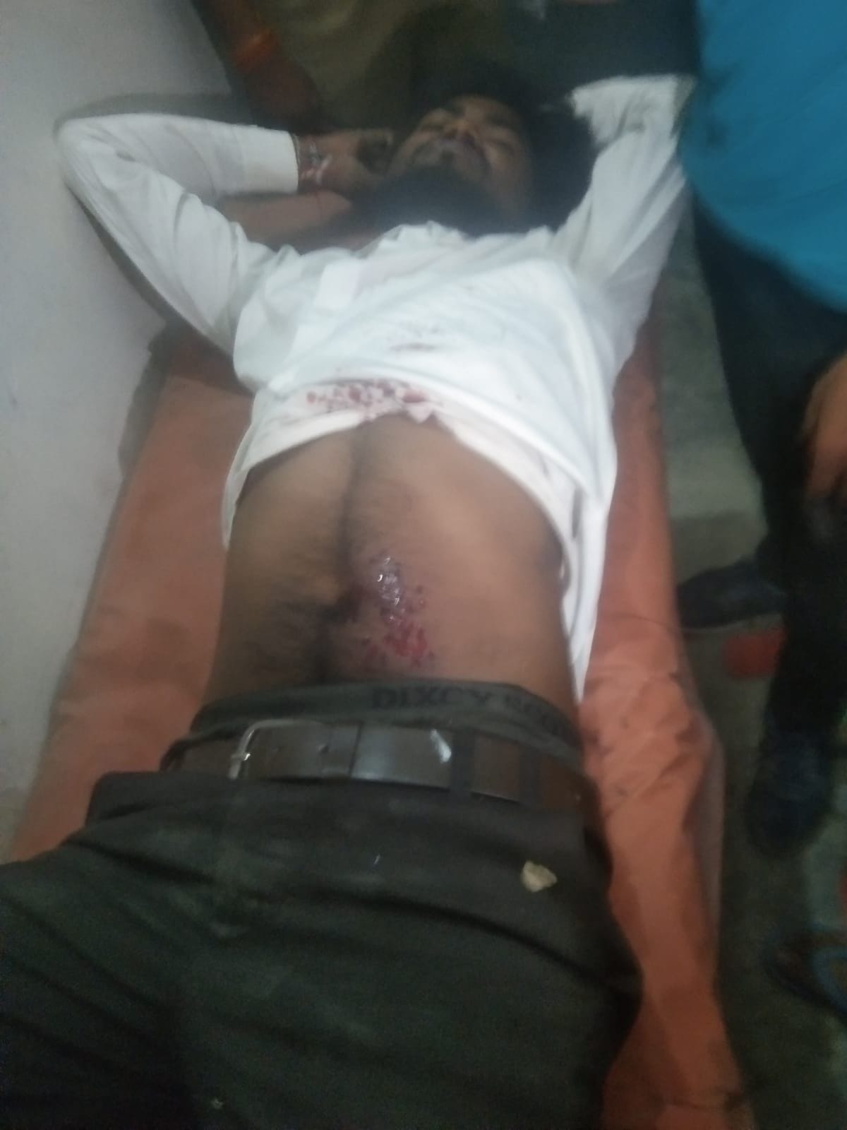 The mechanic returning after repairing the fridge was shot and snatched the bag