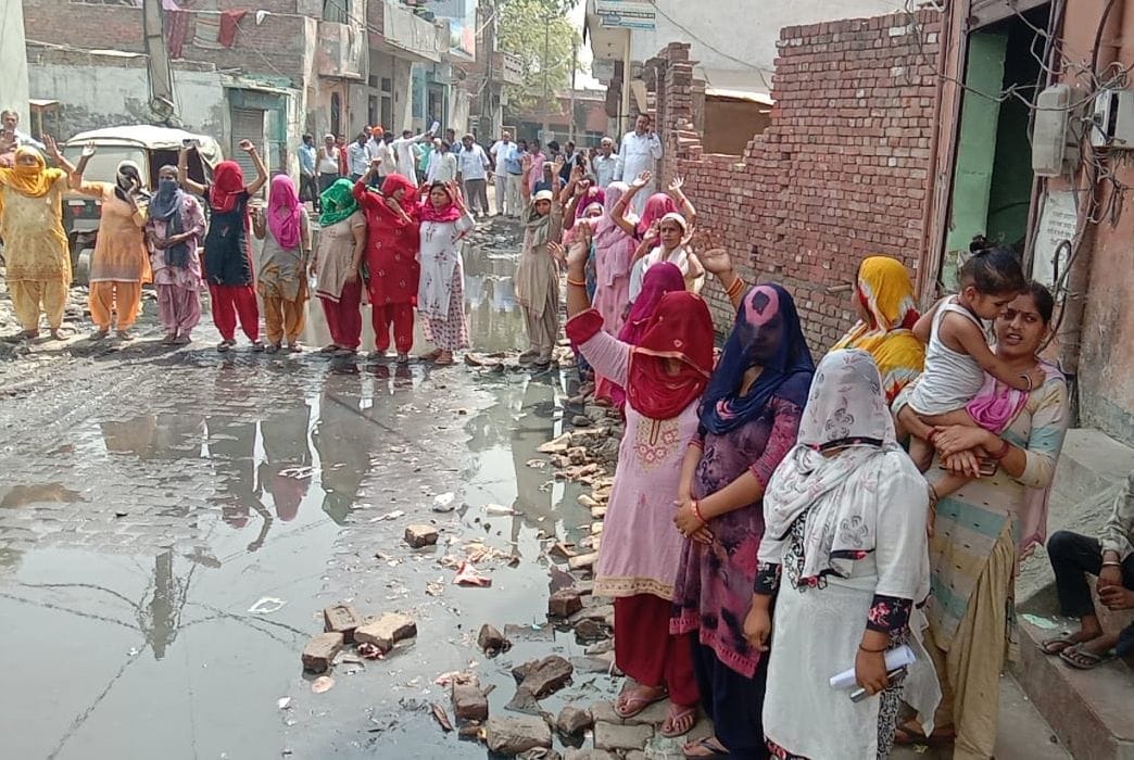 Due to lack of evacuation, contaminated water filled the streets, villagers demonstrated, warning to block GT Road
