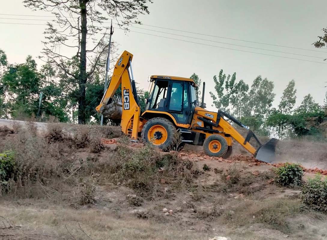 School bus stuck in rough road near Bhainsi bridge