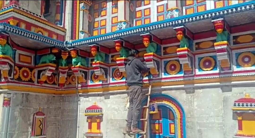 Painting work going on in Badrinath temple