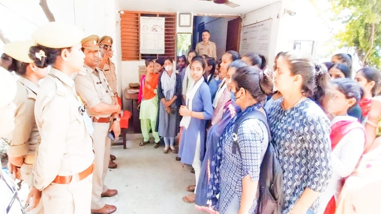 Budaun girl students reach kunwargaon police station learn police activity