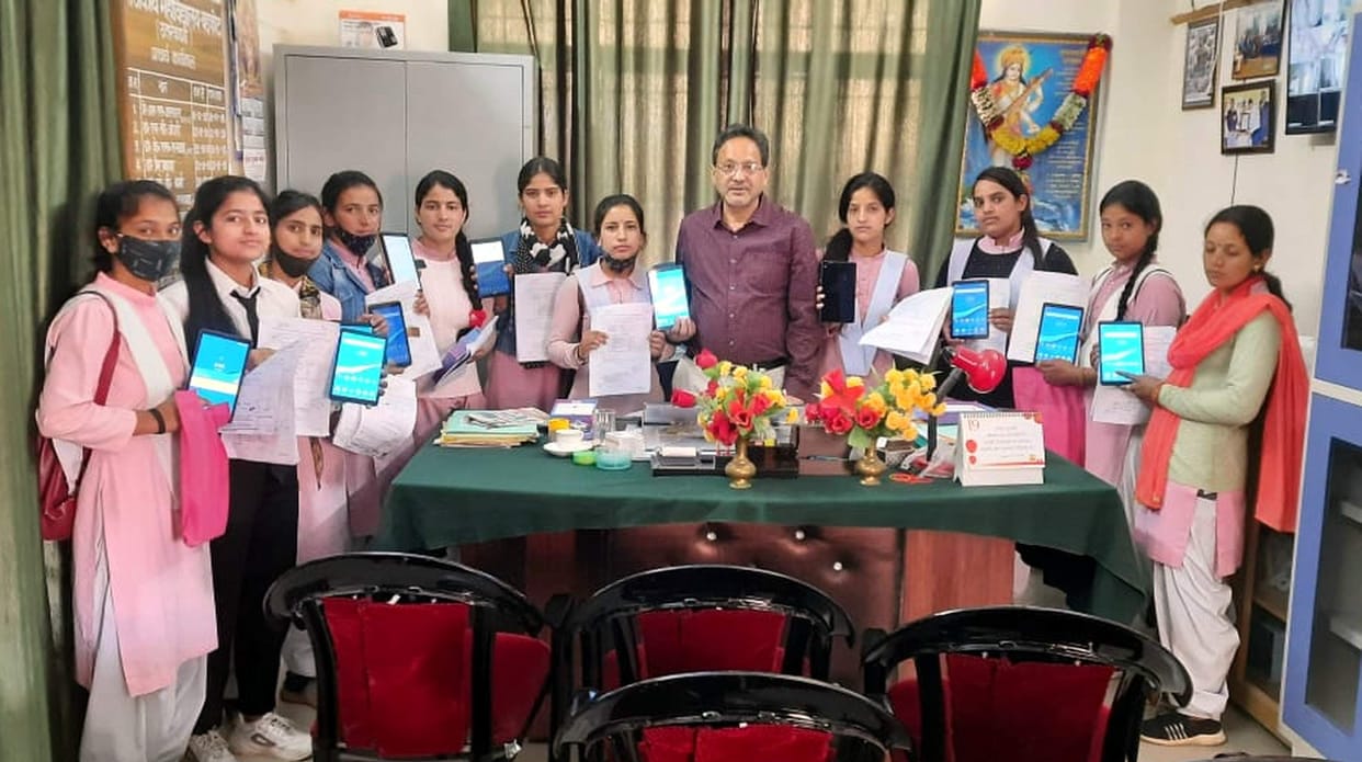 400 students of Barkot College got the tablet