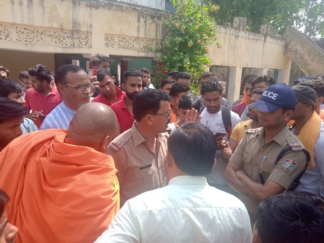 Dada Jalalpur ruckus, Swami Dinesh Anand Bharti arrived with huge crowd to recite Hanuman Chalisa, police Alert, hanuman janmotsav ruckus in roorkee, See photos