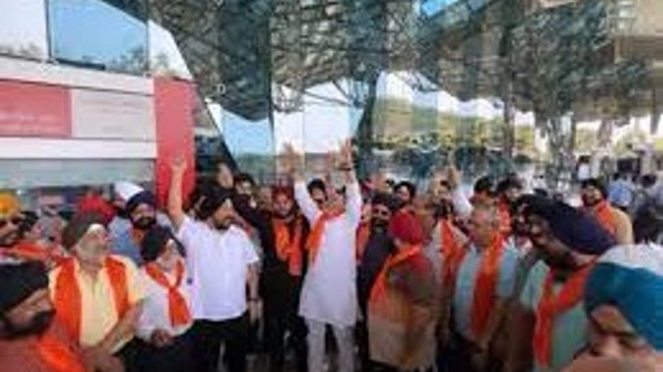 Indore: Patwari and Saluja started dancing to the beat of the drum, a group of 60 women members left for Amritsar
