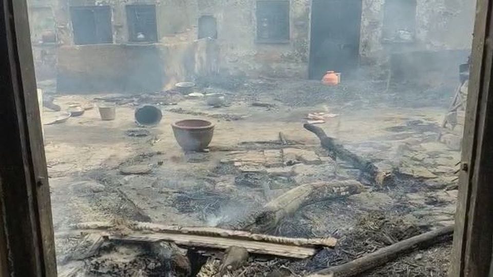 Fire broke out in 12 houses in Samra village of Fatehpur Sikri agra