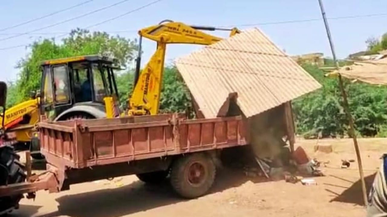 गुजरात में भी दंगाईयों के दुकान और घरों पर बुलडोजर चला।