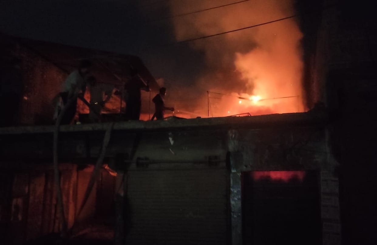 Fire in wood shop, loss of one lakh