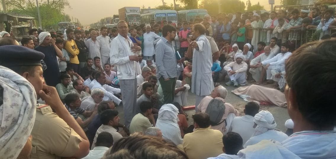 Angry villagers put the dead body on the road and jammed the Bamla bus stand