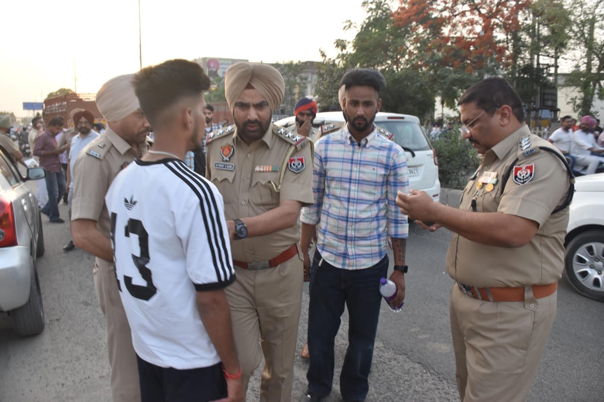 10 lakh rupees looted from two youths in broad daylight