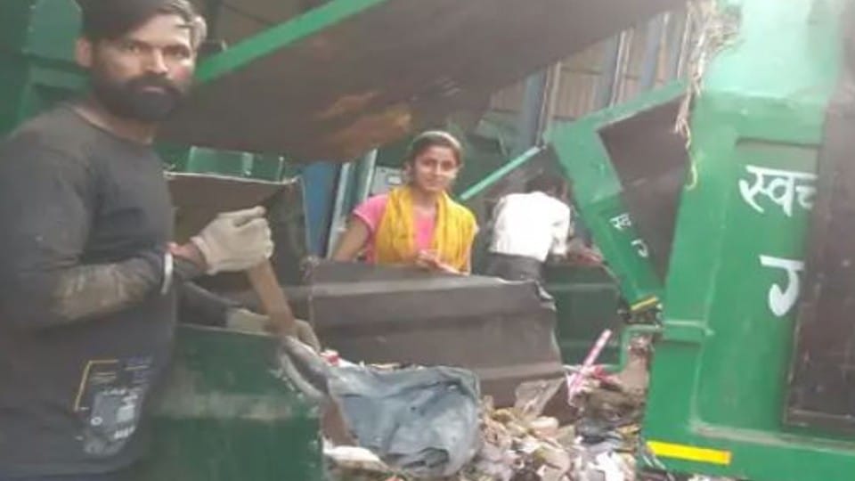 two girl found missing gold ear rings in 50 tons of garbage in Agra